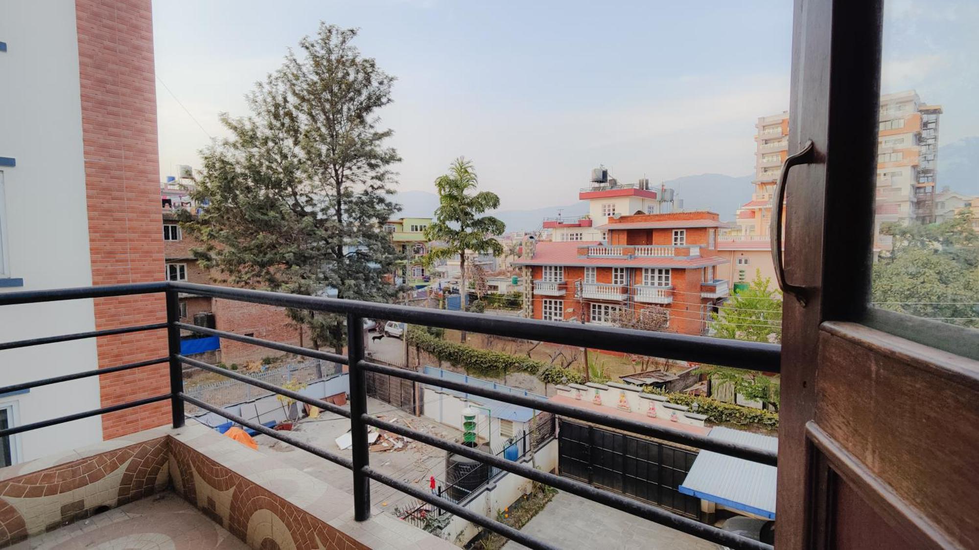 Family Home With Rooftop Access And Mountain View Katmandu Eksteriør billede